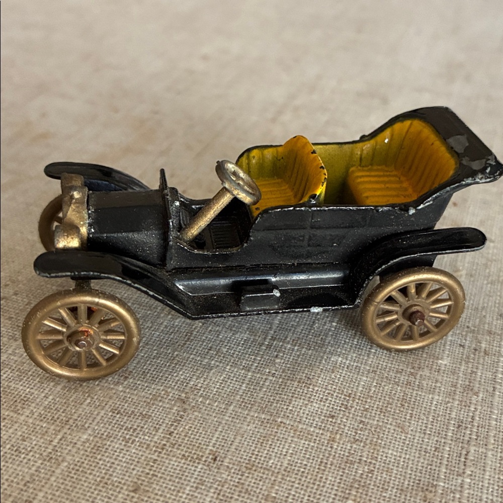 Vintage TOOTSIETOY 1912 Black Model T FORD
Gold Wheels & Yellow Seats # 24 RARE